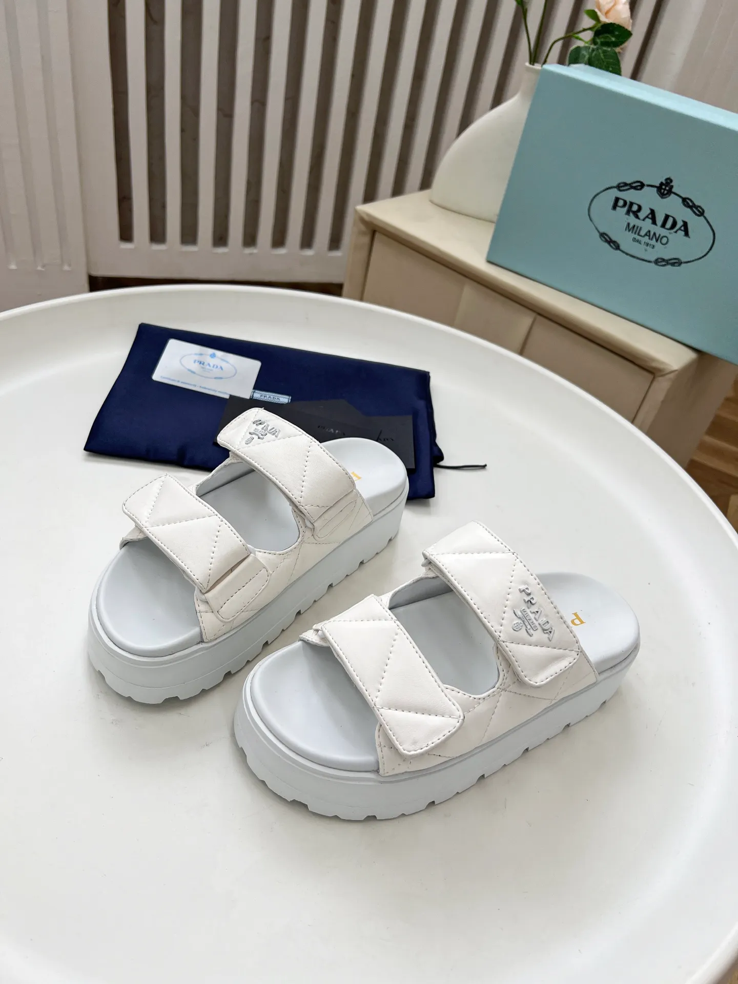 👟👟Ex-factory price 440👟👟 Prada/Prada 25ss summer new couple's beach thick-soled Birkenstock sandals. This shoe style is really a classic design that will not go out of style and is in line with everyone's current pursuit of comfortable and healthy wearing concepts. It is regarded by many domestic and foreign celebrities and fashionistas as an important choice for daily slippers. ✔Upper: imported super soft sheepskin ✔Inner lining: imported sheepskin ✔Hardware: Original molded split hardware ✔Outsole: Ultra-light, wear-resistant and non-slip foam sole ✔Number of yards: 35~40 (custom-made 40 pieces are non-refundable)